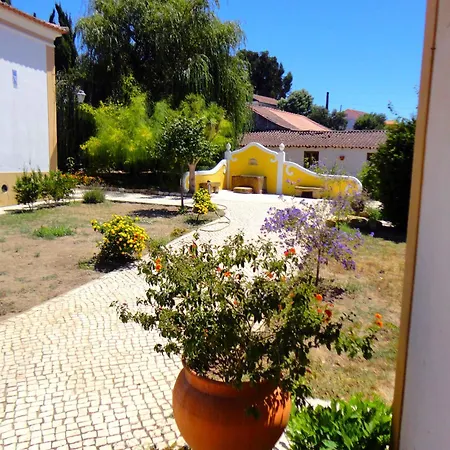 Quarto em Acomodações Particulares Vermelho Estilo Moderno Ramalhal