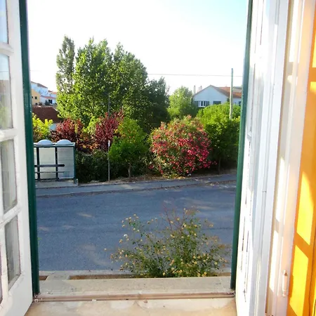 Quarto em Acomodações Particulares Vermelho Estilo Moderno